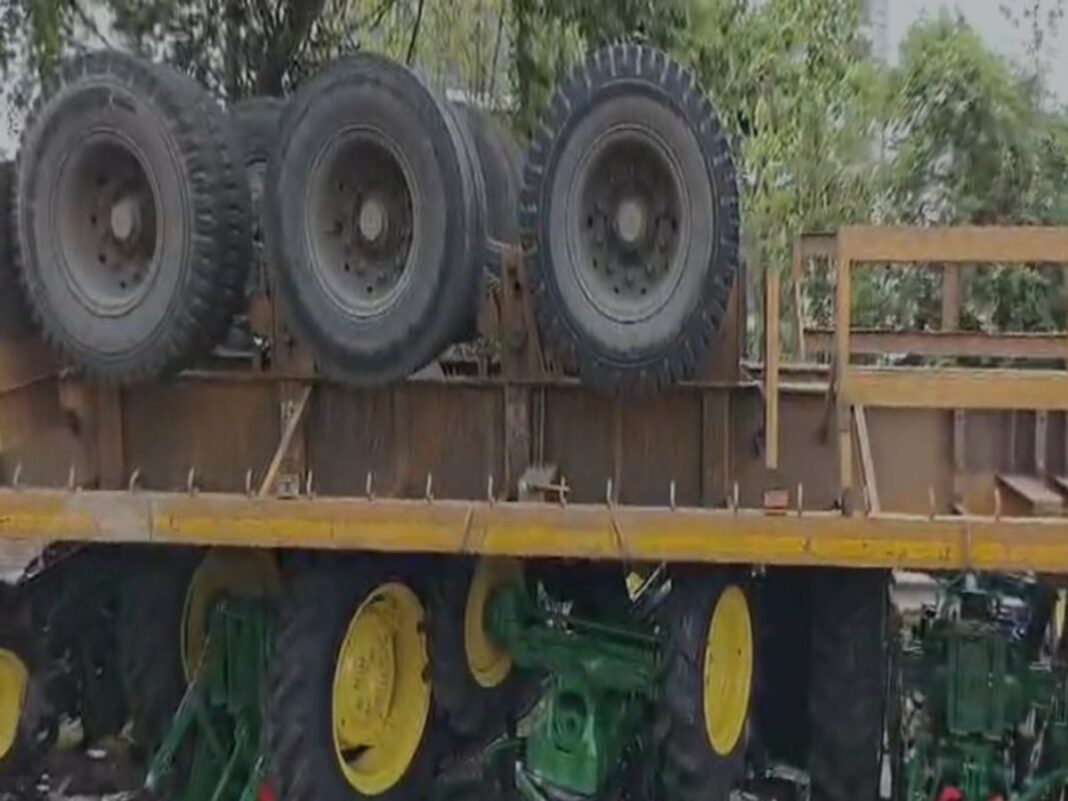Trailer loaded with tractors overturns on Sarona flyover; traffic jammed for 40 minutes, restored with the help of a crane