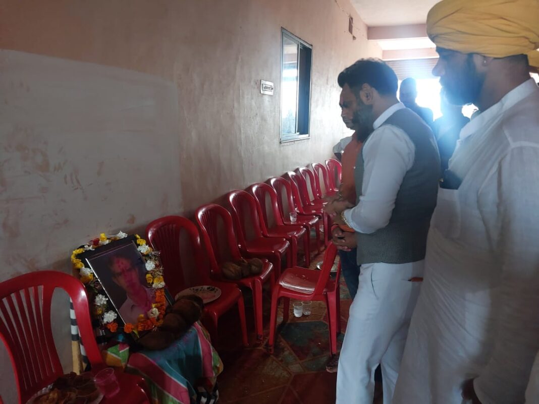 Karni Sena State President Virendra Singh Tomar arrived in Parpodi and paid tribute to the late Virendra Singh Rajput