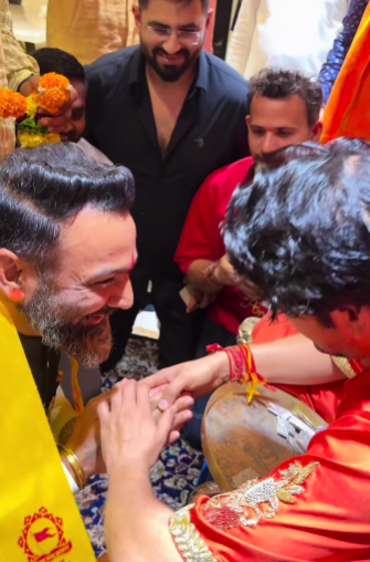 Bageshwar Dham Sarkar patted Karni Sena's Virendra Singh Tomar on the back and said, "Chhattisgarhiya Sable Badhiya!" (People of Chhattisgarh are the best